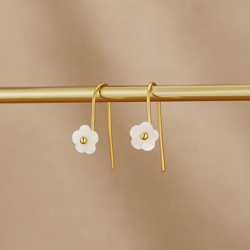 Brincos Pendentes de Pétala Branca e Concha