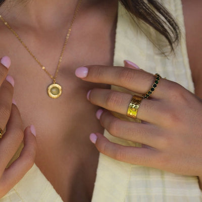 Anel Amaya Martelado Dourado