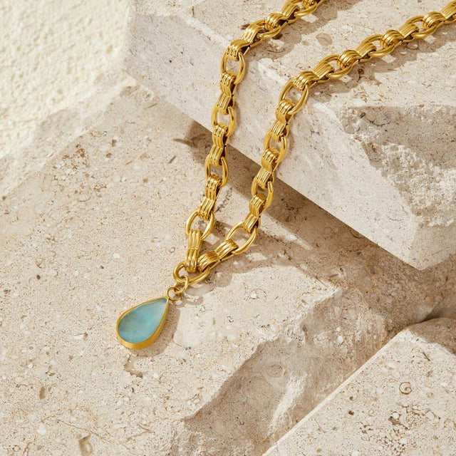 Colar de Corrente Dourada com Pedra Aqua Pendente