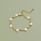Pulseira Flor com Pérola Branca Dourada