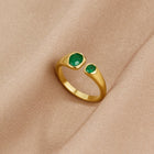 Anel Envolvente Vintage com Esmeralda Verde
