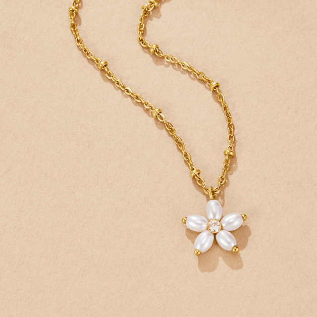 Colar com Pendente de Flor Branca e Pérola