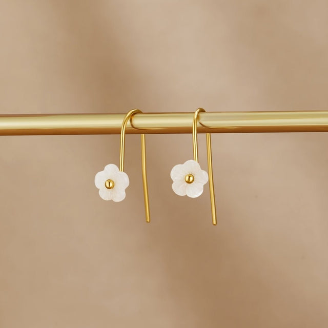 Brincos Pendentes de Pétala Branca e Concha
