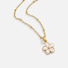 Colar Flor de Sakura Branca Dourado